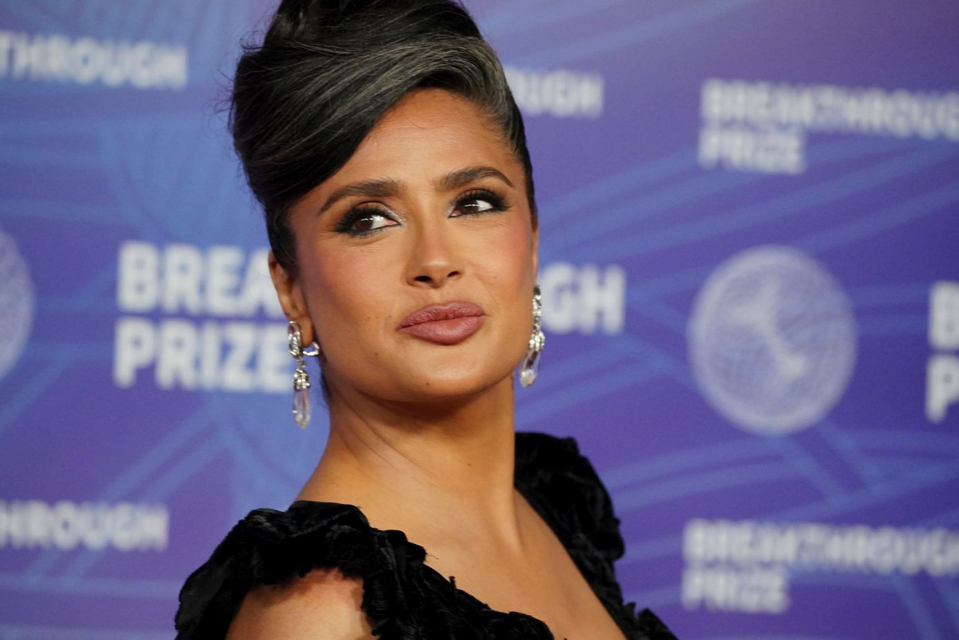 H Salma Hayek πόζαρε με γκρίζα μαλλιά και επιβεβαίωσε πως η ομορφιά δεν έχει ηλικία
