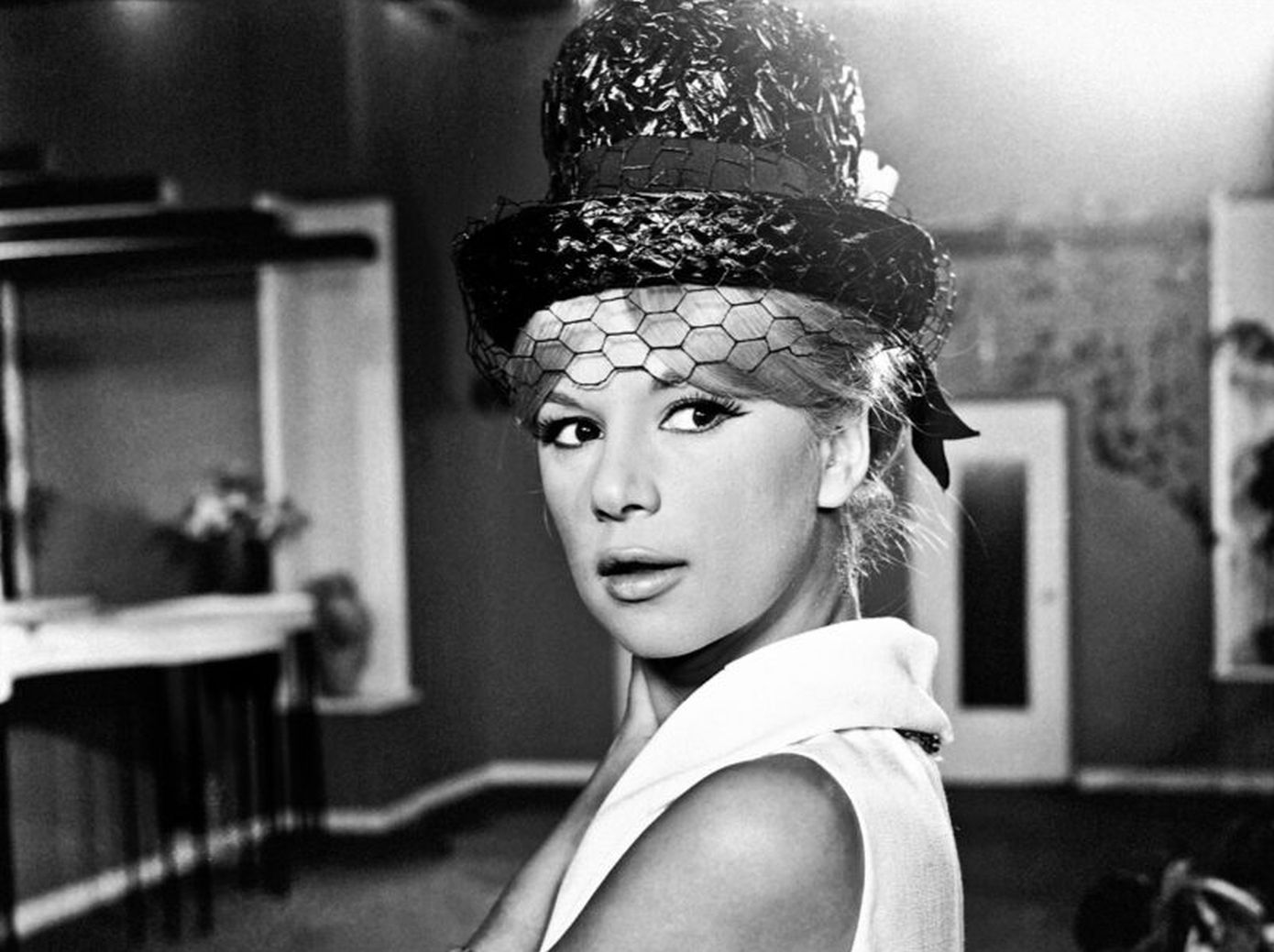 «Θα το κάψουμε απόψε κυρ Στέφανε»: Η Αλίκη Βουγιουκλάκη στη «Μοντέρνα Σταχτοπούτα» μιλούσε στον μπακάλη φορώντας σύνολο Dior