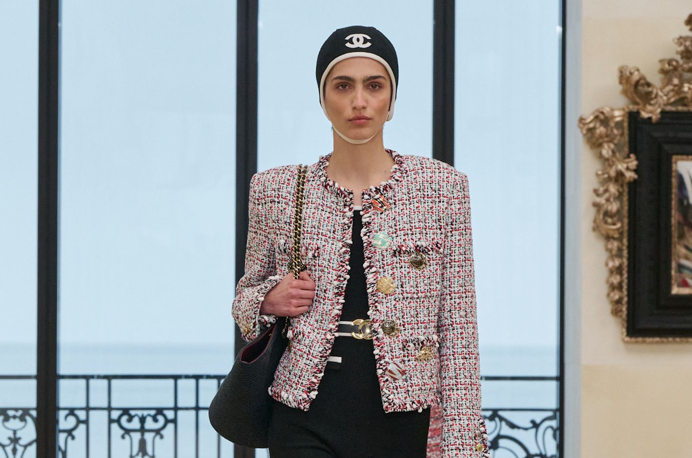 Aν σας αρέσει να περπατάτε ξυπόλητη ο οίκος Chanel μόλις παρουσίασε τα κατάλληλα παπούτσια