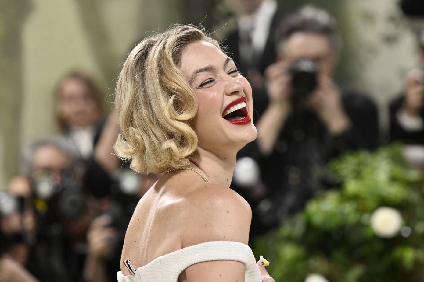 Η Gigi Hadid πόζαρε στην καμπάνια Miu Miu με ένα pixie cut που θύμισε έντονα την Twiggy