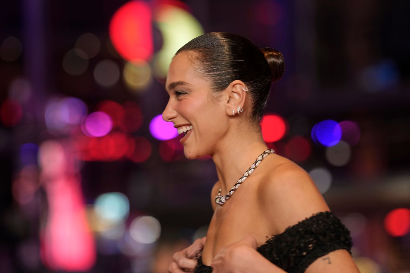 Η Dua Lipa μόλις επιβεβαίωσε ποια φούστα θα βλέπετε παντού -και πάνω σας- το καλοκαίρι