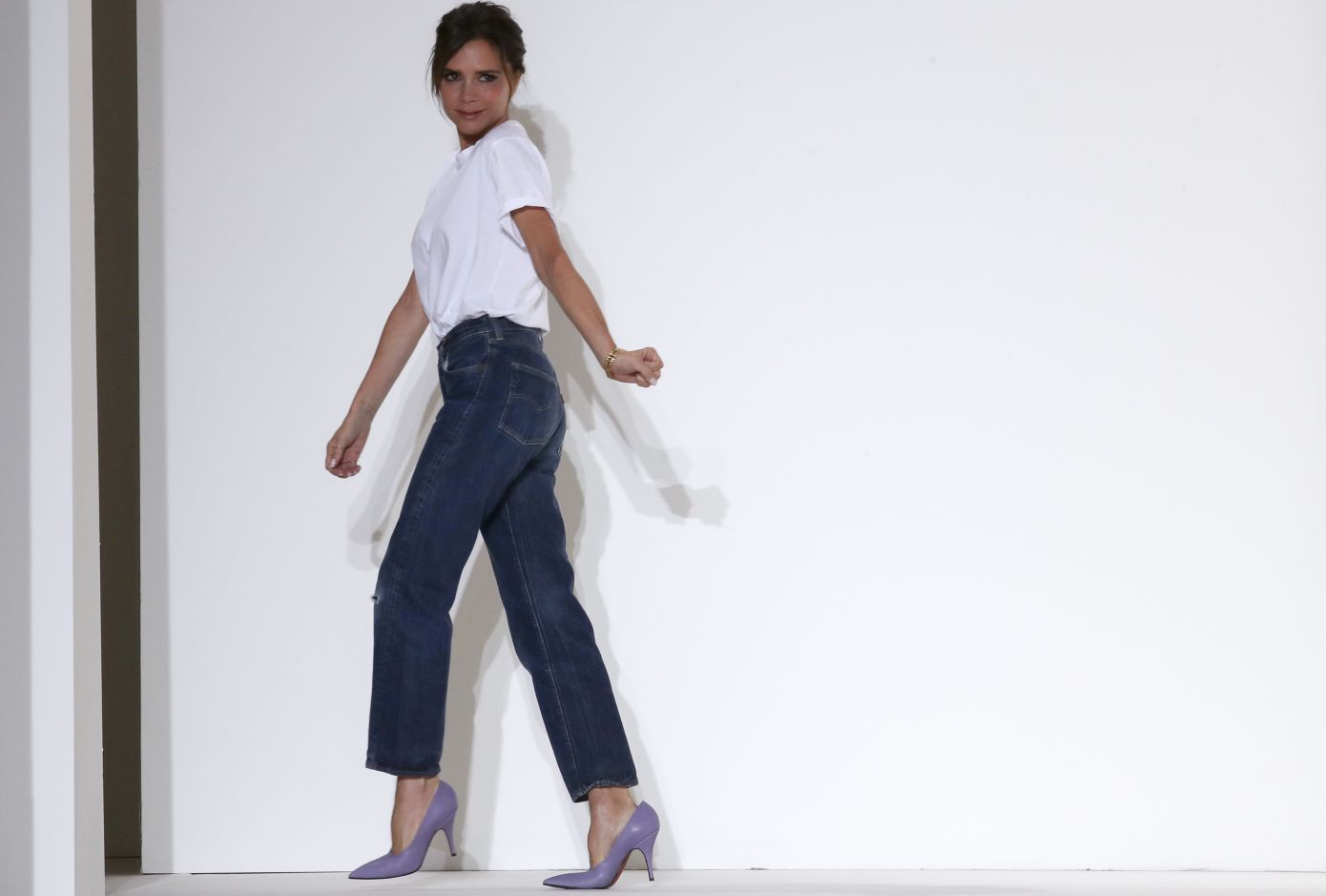 Ποιός σχεδιαστής απαγόρευε στη Victoria Beckham να πηγαίνει στις επιδείξεις μόδας του επειδή τη θεωρούσε ανόητη;