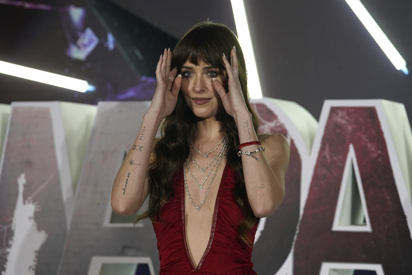 H Dakota Johnson ξέρει πως να χρησιμοποιεί τη δύναμη του κόκκινου χρώματος σε μικρή δόση