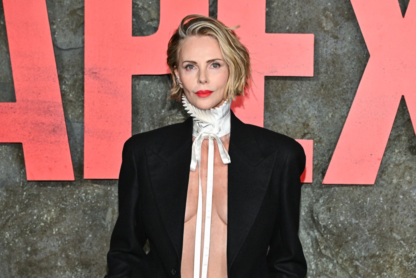 H Charlize Theron φόρεσε κοστούμι Dior χωρίς σουτιέν: Ο πιο ενημερωμένος και τολμηρός τρόπος