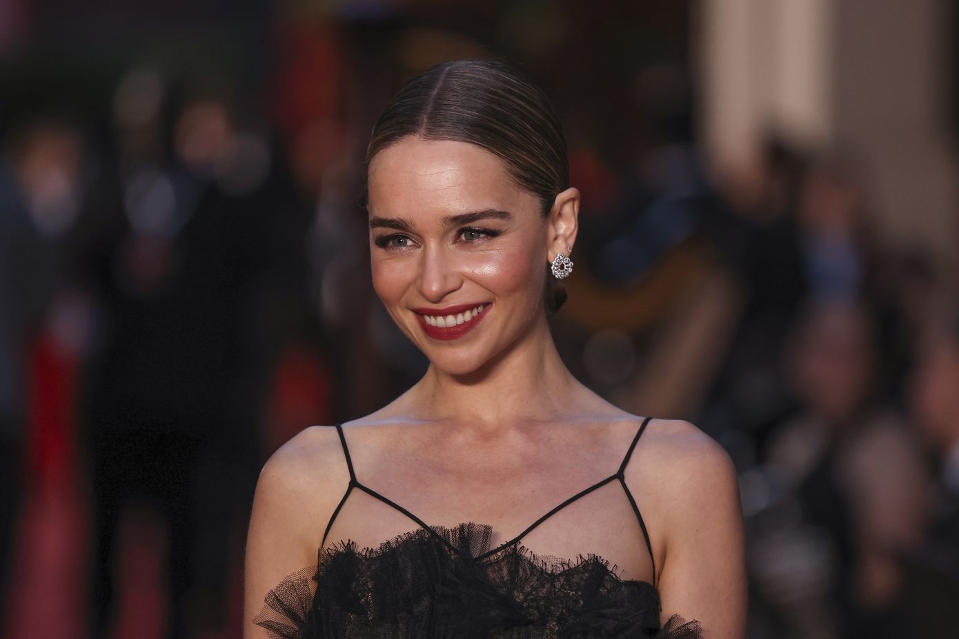 Για ρίξτε μια ματιά στο φρέσκο κούρεμα της Emilia Clarke, είναι ότι πρέπει για την εποχή
