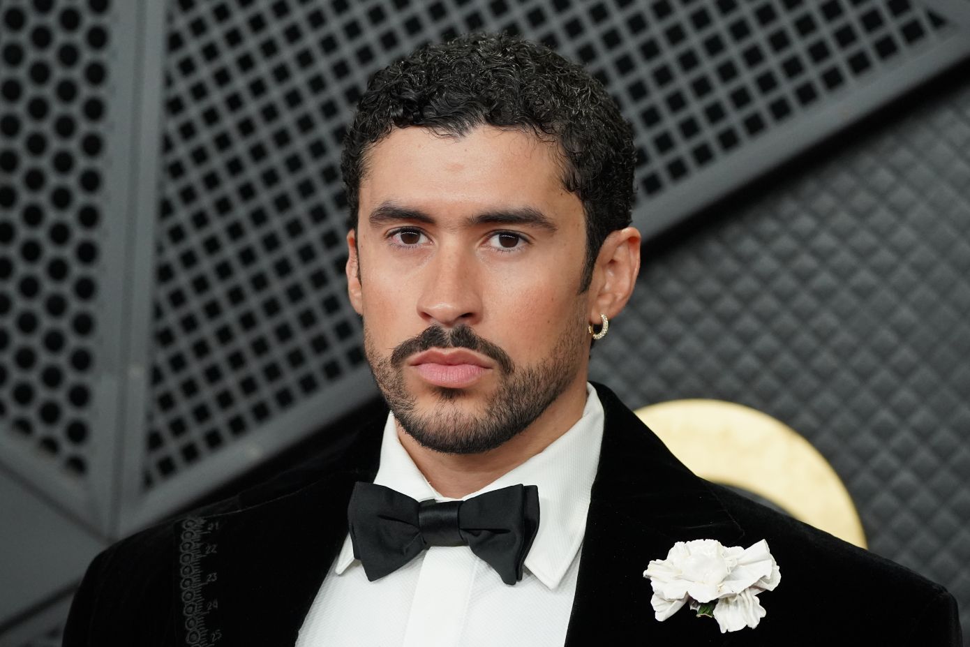 Φοράνε οι άνδρες μπαλαρίνες; Αν κρίνουμε από το Bad Bunny ναι και μάλιστα αυτό αρέσει πολύ στις γυναίκες