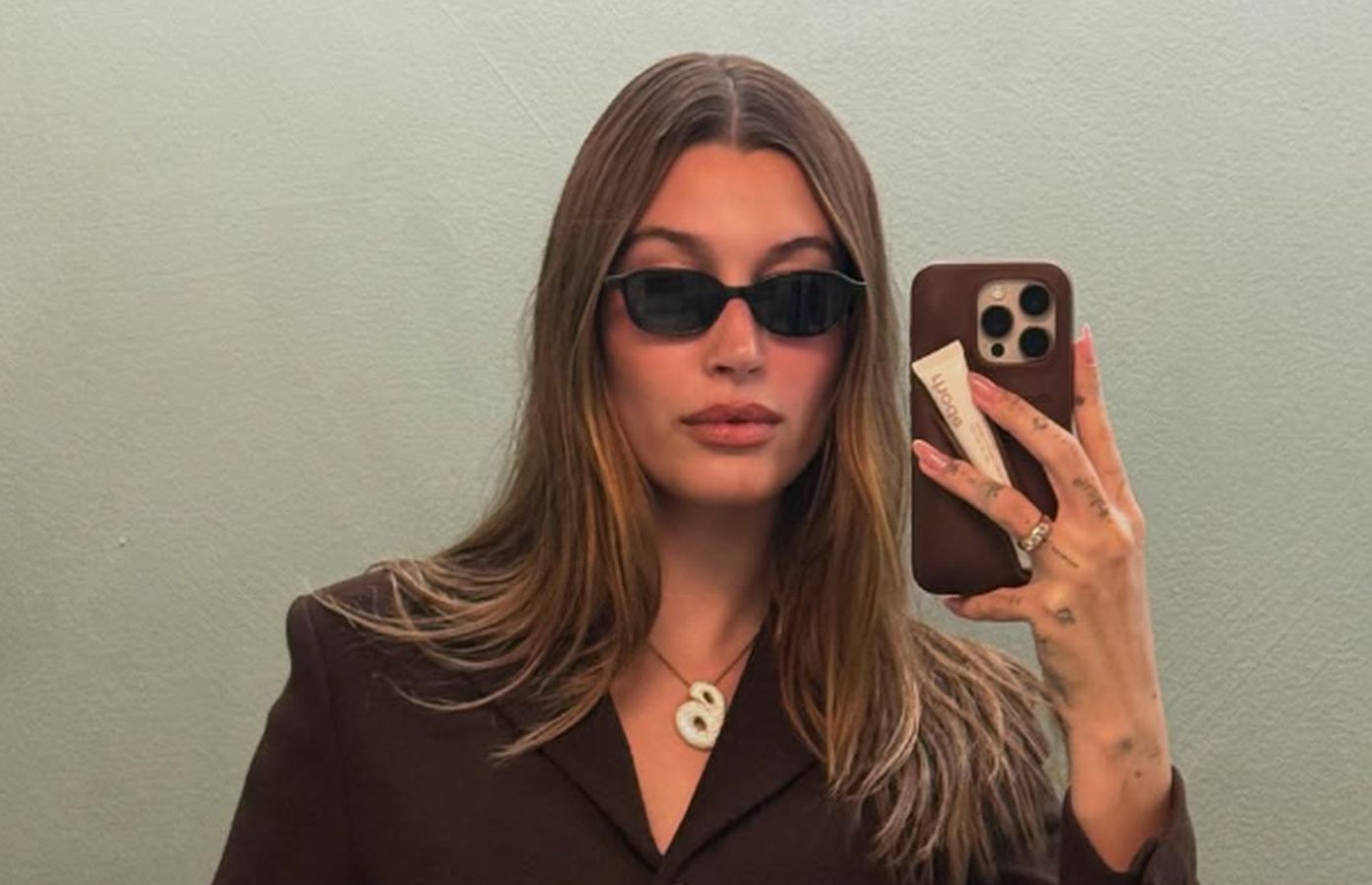 Η θήκη κινητού Rhode δεν είναι πια το αγαπημένο beauty gadget του TikTok: Tις εντυπώσεις κέρδισε το Huda Beauty pop socket