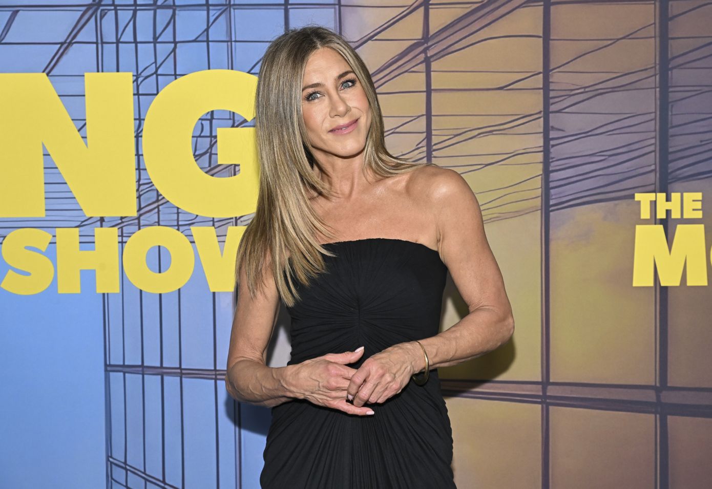 To κραγιόν που έχει στο νεσεσέρ της η Jennifer Aniston θα σας θυμίσει την απόχρωση «σάπιο μήλο» που φορούσε η μαμά σας στα 90s