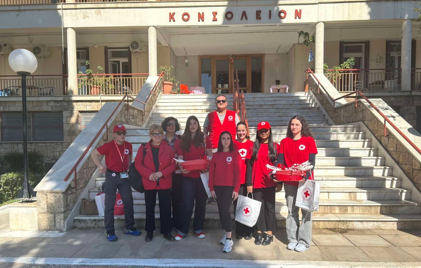 Ο Ελληνικός Ερυθρός Σταυρός προσέφερε στιγμές χαράς και κοινωνικοποίησης σε ηλικιωμένους στο Γηροκομείο Αθηνών ενόψει του Πάσχα