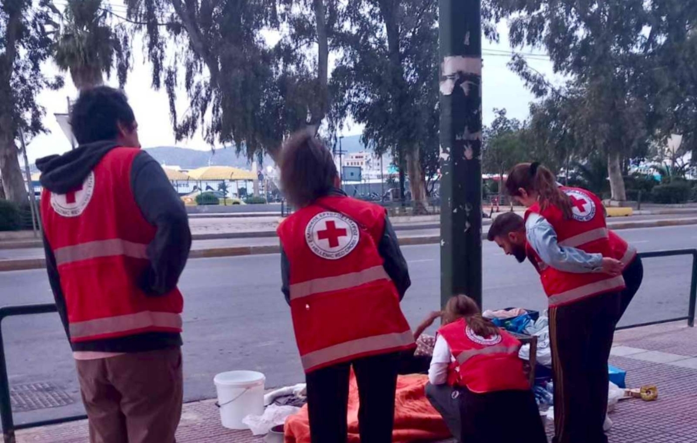 Νυχτερινή παρέμβαση στον δρόμο: Ο Ελληνικός Ερυθρός Σταυρός δίπλα στους αστέγους στον Πειραιά