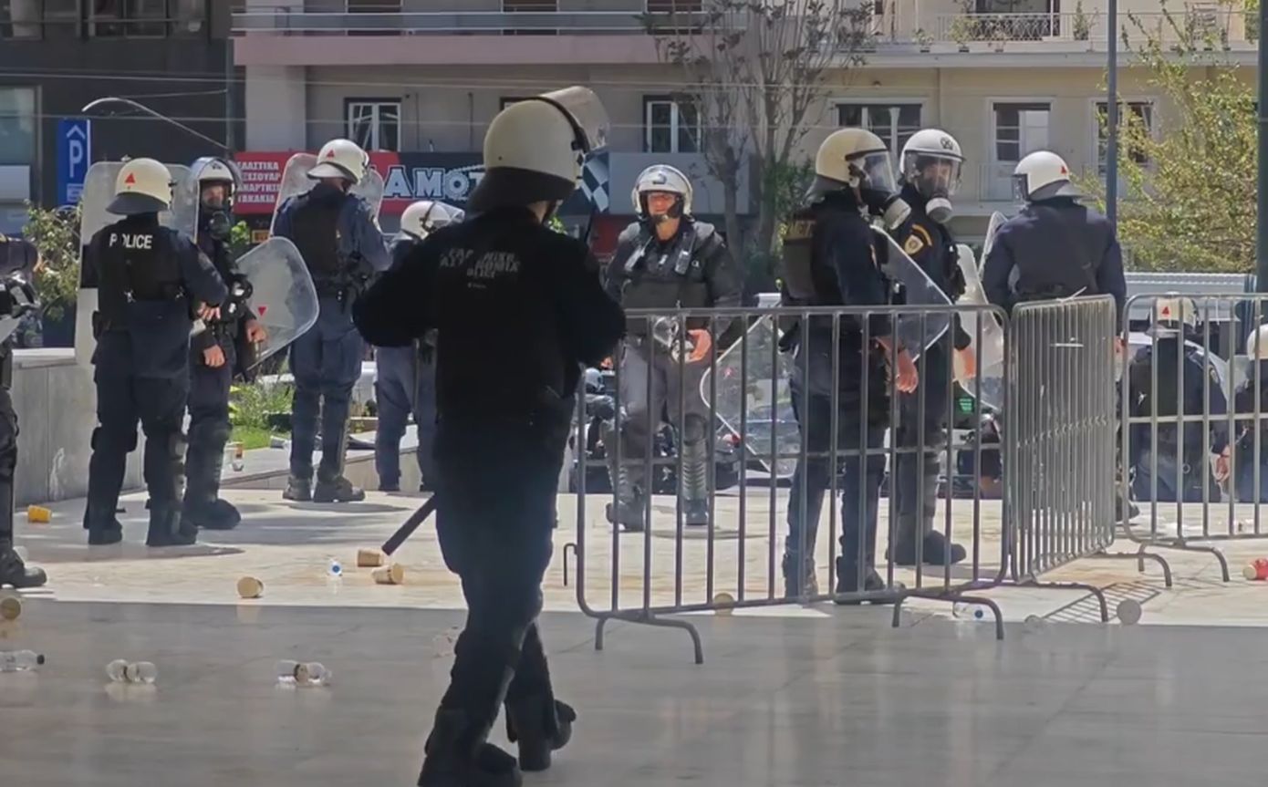 Ένταση έξω από το δικαστήριο μετά την αθώωση του Νίκου Ρωμανού για την έκρηξη στους Αμπελόκηπους