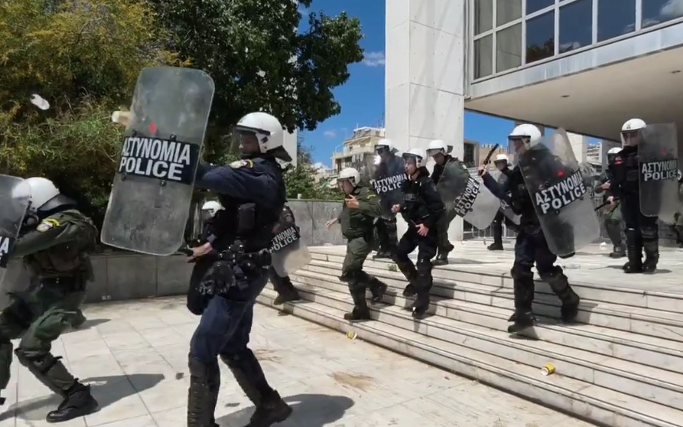 Ένταση και χημικά έξω από το Εφετείο: Εκδίδεται απόφαση για την έκρηξη στους Αμπελόκηπους, αθωώθηκε ο Νίκος Ρωμανός