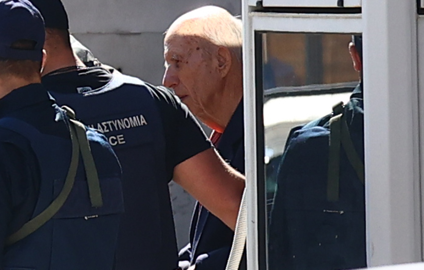 Η έξοδος του 89χρονου πιστολέρο από τη ΓΑΔΑ και η άφιξη στην Ευελπίδων – Τι είπε μετά τη σύλληψή του στους αστυνομικούς