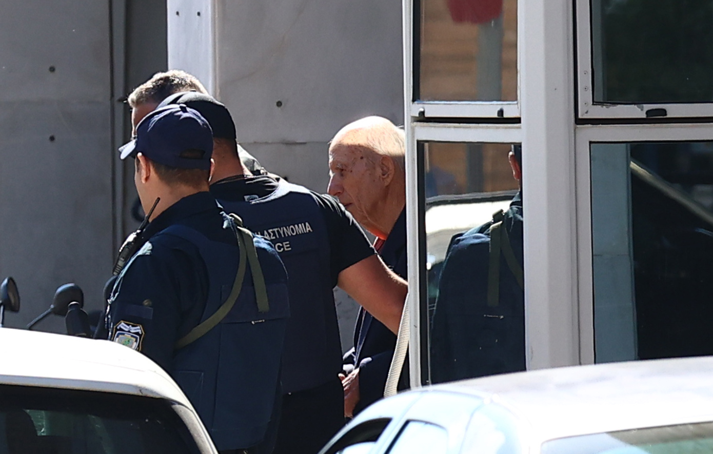Η έξοδος του 89χρονου πιστολέρο από τη ΓΑΔΑ και η άφιξη στην Ευελπίδων