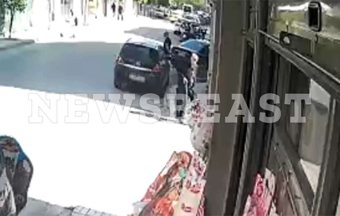 Η στιγμή που ο 89χρονος βγαίνει από τον ΕΦΚΑ μετά τους πυροβολισμούς &#8211; Κρατά την καραμπίνα στο χέρι