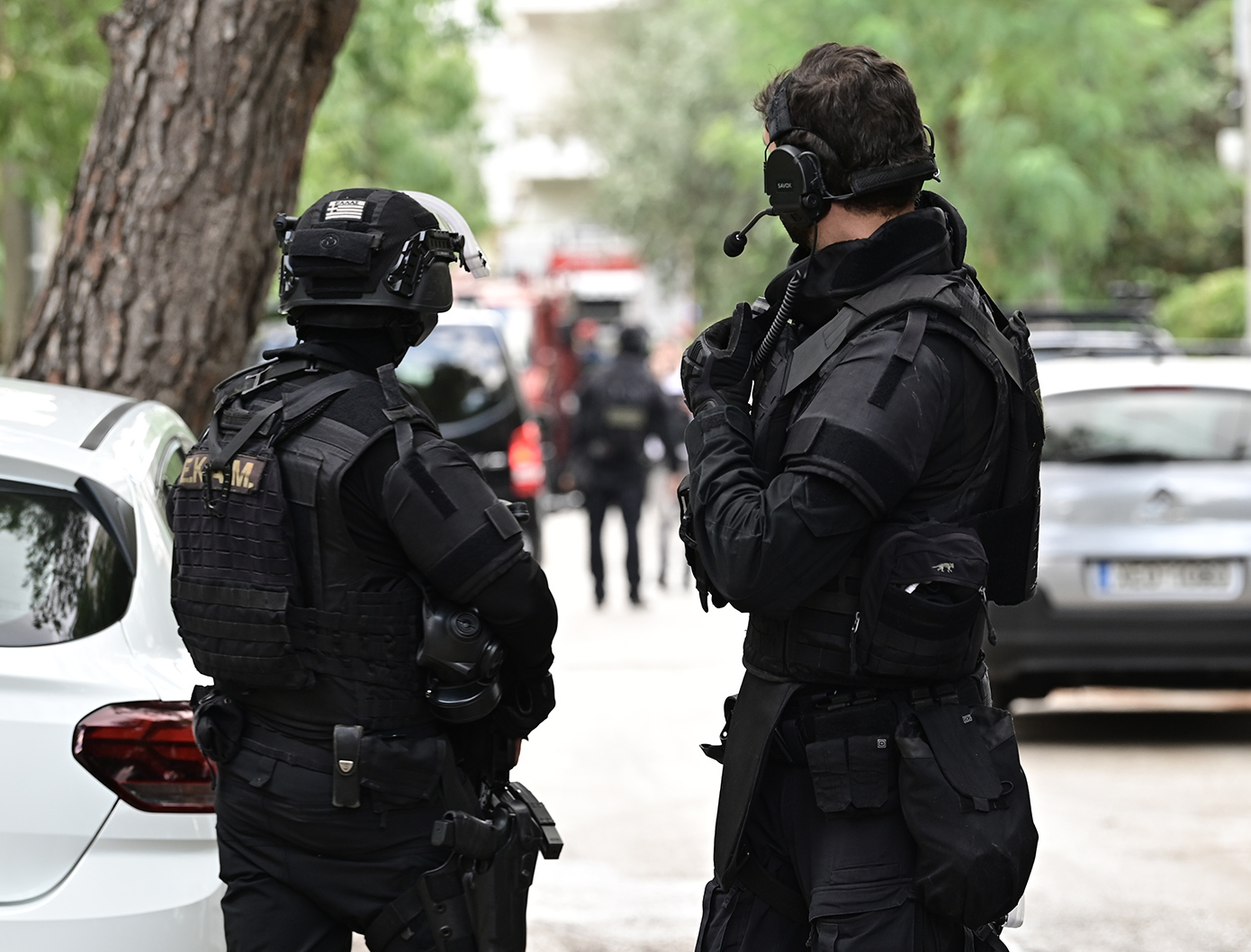 Έφοδος των ΕΚΑΜ σε οικισμούς των Αχαρνών: Χειροπέδες σε 5 άτομα για το κρυφό οπλοστάσιο