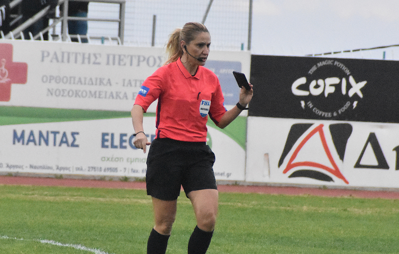 Η γυναίκα αστυνομικός-διαιτητής που ήταν στην ομάδα σύλληψης του 89χρονου πιστολέρο &#8211; Η πορεία της στα γήπεδα