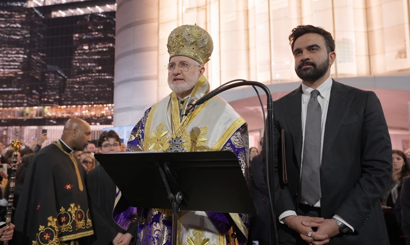O δήμαρχος Νέας Υόρκης, Ζόραν Μαμντάνι ευχύθηκε «Καλή Ανάσταση» στα ελληνικά δίπλα στον Αρχιεπίσκοπο Ελπιδοφόρο