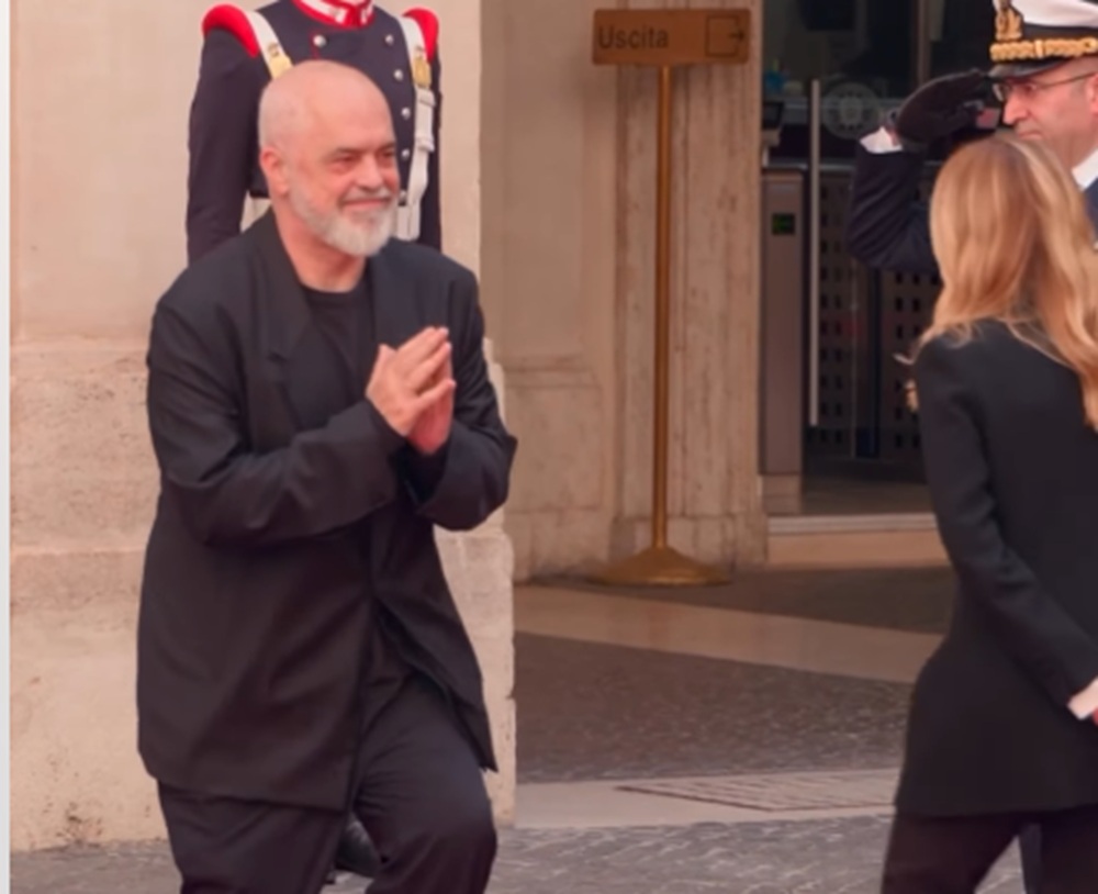 Ο Έντι Ράμα ξέρει να σκλαβώνει τη Μελόνι:  Γονάτισε ξανά μπροστά της με το oversized σακάκι &#8211; Δείτε το βίντεο