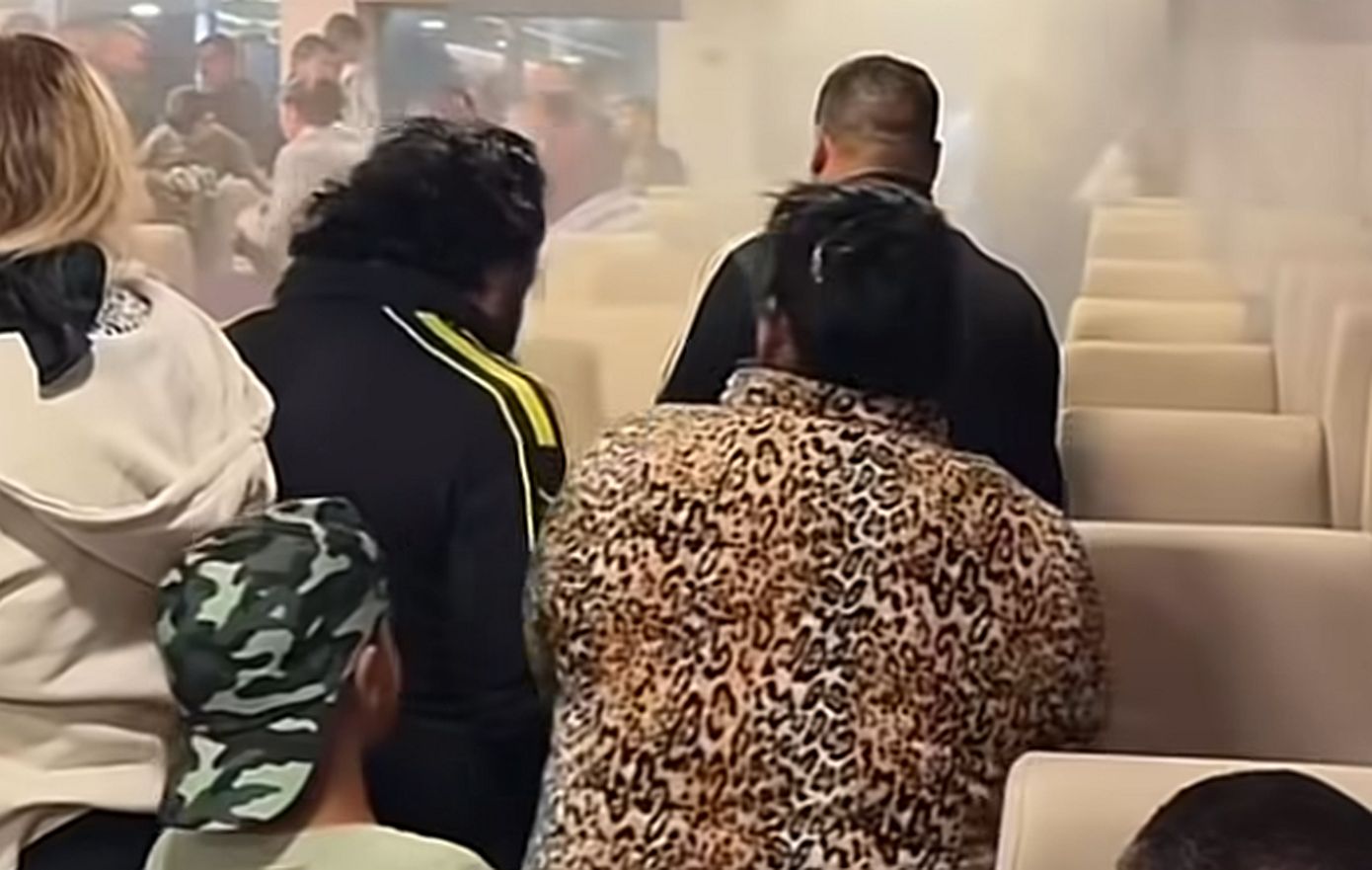 Χαμός στο πλοίο «Νήσος Σάμος»: Επιβάτες άναψαν τσιγάρο, ενεργοποιήθηκε το σύστημα πυρόσβεσης και το νερό προκάλεσε πανικό &#8211; Δείτε βίντεο