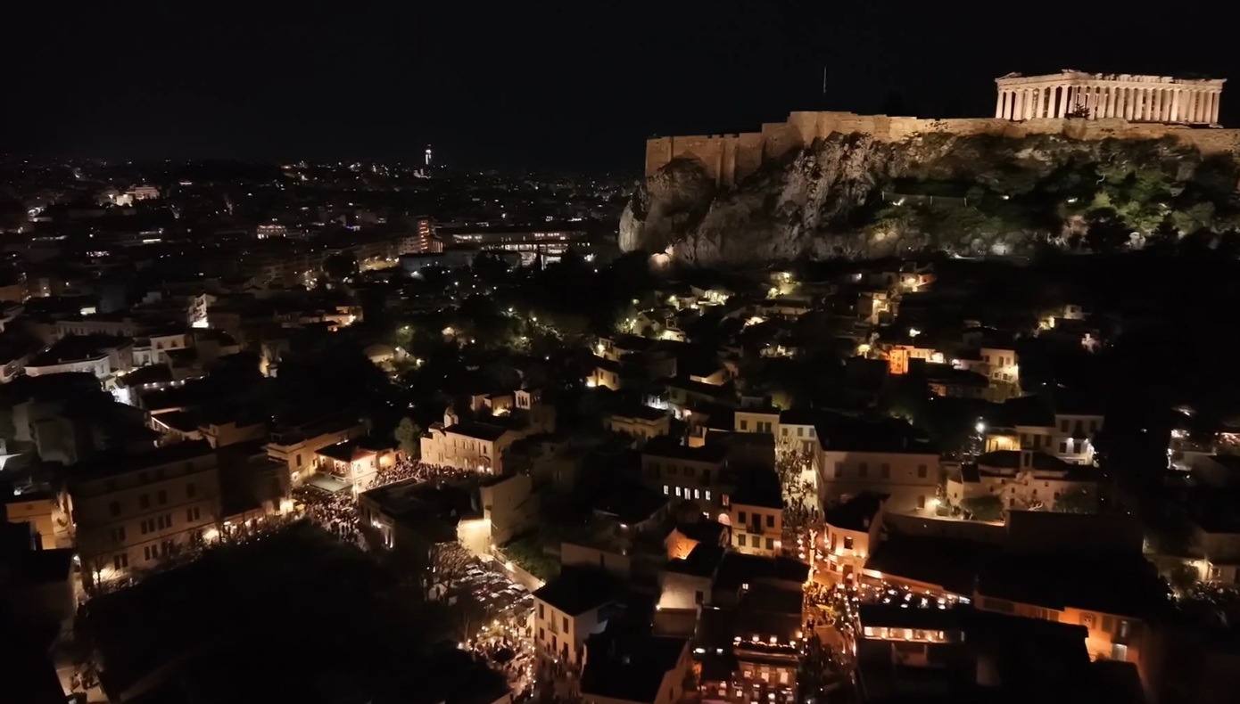 Η περιφορά των Επιταφίων κάτω από την Ακρόπολη &#8211; Δείτε βίντεο από drone