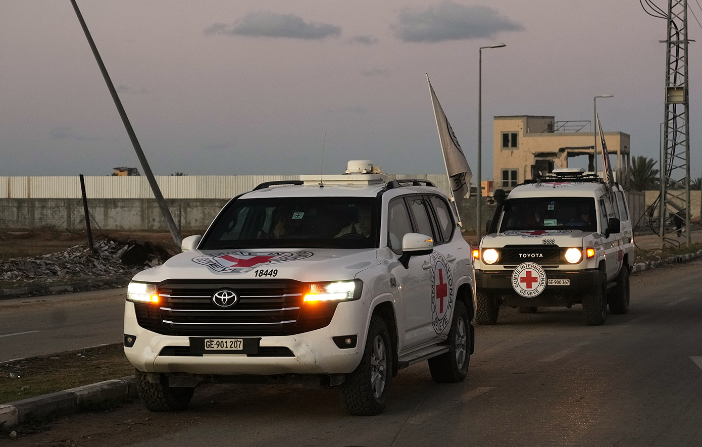 «Ανάσα» στο Ιράν: Έφτασε η πρώτη διεθνής βοήθεια του Ερυθρού Σταυρού μετά από 6 εβδομάδες