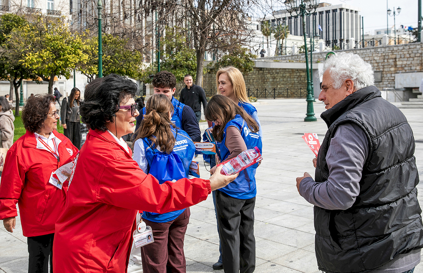Μνημόνιο Συνεργασίας με τον Ελληνικό Ερυθρό Σταυρό υπέγραψε η Υφυπουργός Κοινωνικής Συνοχής & Οικογένειας Έλενα Ράπτη, με τον Πρόεδρο του Ελληνικού Ερυθρού Σταυρού Δρ. Αντώνιο Αυγερινό, στο πλαίσιο της έναρξης του προγράμματος «Νταντάδες της Γειτονιάς». Μνημόνιο Συνεργασίας με τον Ελληνικό Ερυθρό Σταυρό υπέγραψε η Υφυπουργός Κοινωνικής Συνοχής & Οικογένειας Έλενα Ράπτη, με τον Πρόεδρο του Ελληνικού Ερυθρού Σταυρού Δρ. Αντώνιο Αυγερινό, στο πλαίσιο της έναρξης του προγράμματος «Νταντάδες της Γειτονιάς».