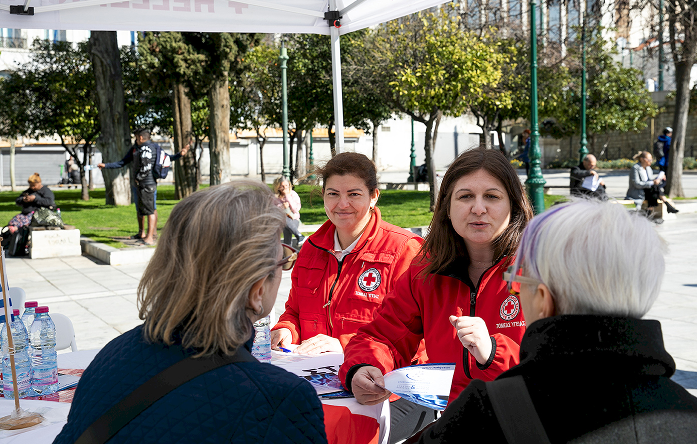 Μνημόνιο Συνεργασίας με τον Ελληνικό Ερυθρό Σταυρό υπέγραψε η Υφυπουργός Κοινωνικής Συνοχής & Οικογένειας Έλενα Ράπτη, με τον Πρόεδρο του Ελληνικού Ερυθρού Σταυρού Δρ. Αντώνιο Αυγερινό, στο πλαίσιο της έναρξης του προγράμματος «Νταντάδες της Γειτονιάς». Μνημόνιο Συνεργασίας με τον Ελληνικό Ερυθρό Σταυρό υπέγραψε η Υφυπουργός Κοινωνικής Συνοχής & Οικογένειας Έλενα Ράπτη, με τον Πρόεδρο του Ελληνικού Ερυθρού Σταυρού Δρ. Αντώνιο Αυγερινό, στο πλαίσιο της έναρξης του προγράμματος «Νταντάδες της Γειτονιάς».