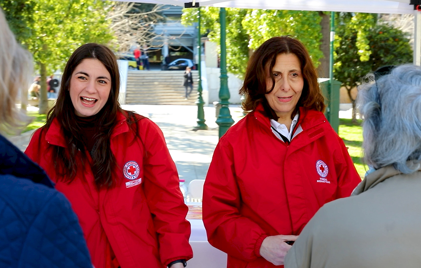 «Νταντάδες της Γειτονιάς»: Δωρεάν μαθήματα πρώτων βοηθειών για βρέφη και νήπια από τον Ερυθρό Σταυρό