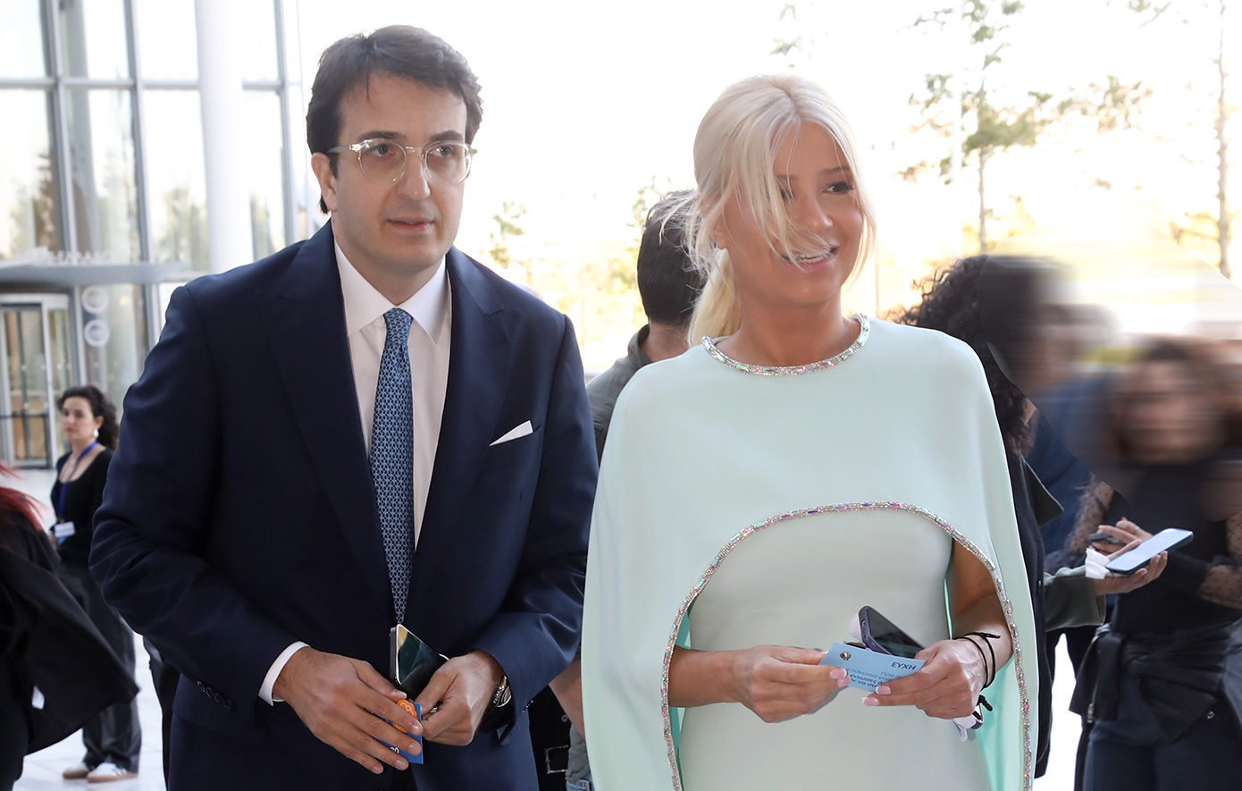 Η Φαίη Σκορδά με εντυπωσιακό γαλάζιο cape dress και ο Αλέξανδρος Αθανασιάδης με μπλε κοστούμι στην εκδήλωση για τα 30 χρόνια του Make-A-Wish Ελλάδος στο ΚΠΙΣΝ