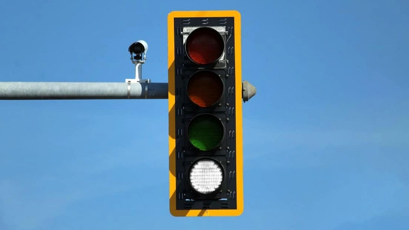 Έρχεται στους δρόμους της Ευρώπης το λευκό χρώμα στα φανάρια &#8211; Πώς αναμένεται να αλλάξει την κυκλοφορία