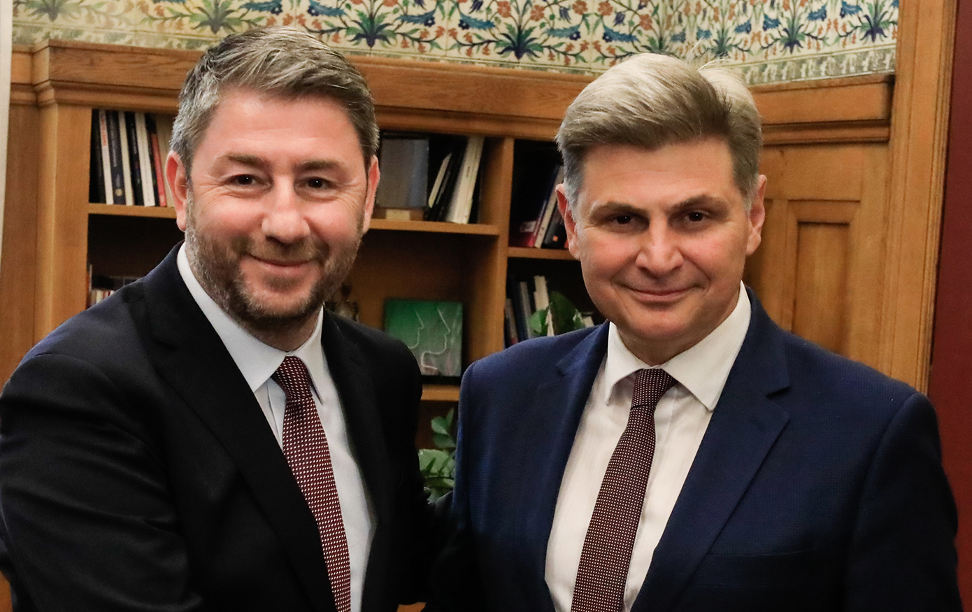 Πρώτο βήμα για τη «Μεγάλη Παράταξη»: Ανδρουλάκης και Φαραντούρης ενώνουν δυνάμεις για την ανατροπή