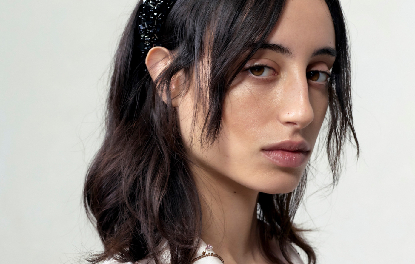 Από τη φρεσκάδα στην ένταση: το ανοιξιάτικο άρωμα που εκφράζει τη σύγχρονη θηλυκότητα