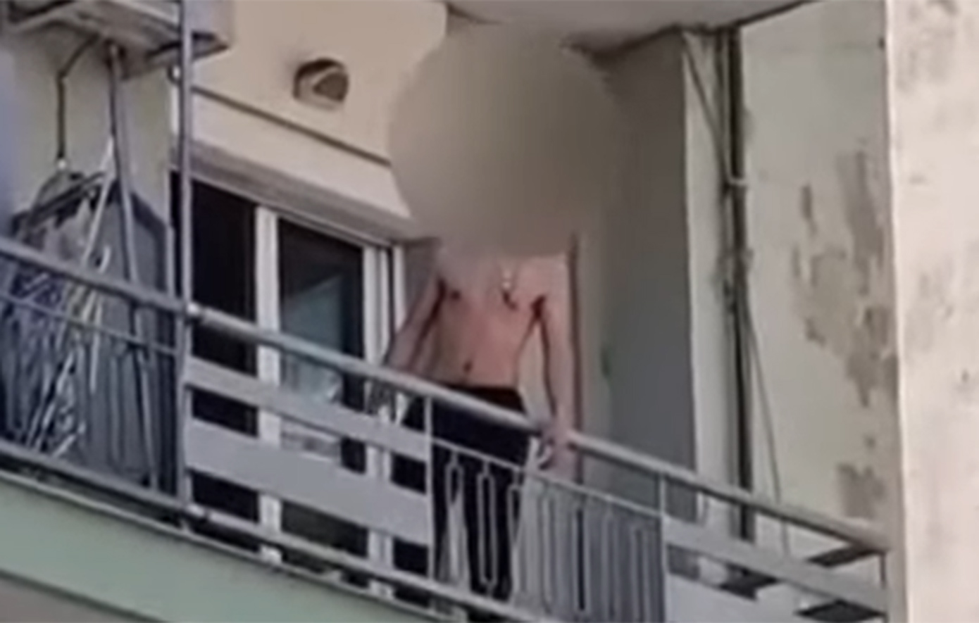 Συναγερμός στη Θεσσαλονίκη: 20χρονος έχει βγει σε μπαλκόνι πολυκατοικίας και πετάει αντικείμενα στο δρόμο