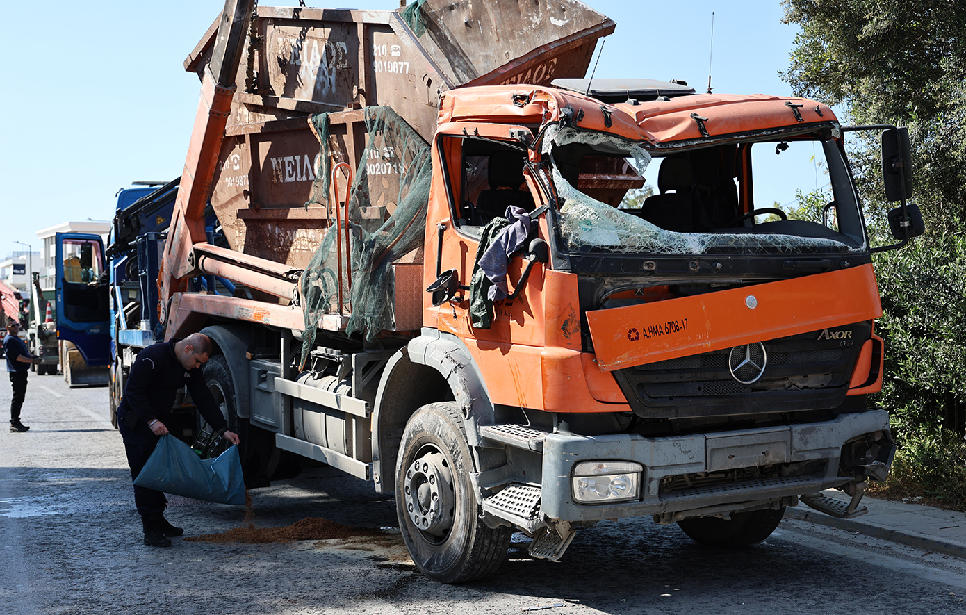Βίντεο από την απομάκρυνση του φορτηγού που αναποδογύρισε στη Βουλιαγμένης