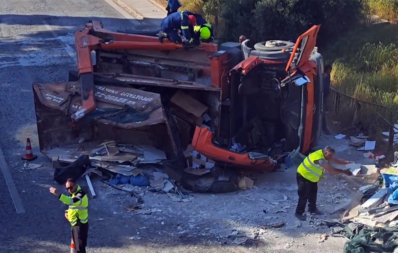Κίνηση τώρα: Προβλήματα στη Βουλιαγμένης λόγω ανατροπής φορτηγού &#8211; «Κόκκινος» ο Κηφισός
