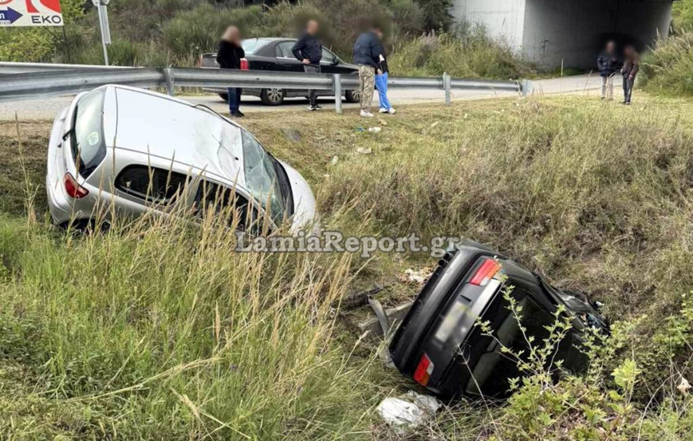 Τροχαίο στη Φθιώτιδα: Συγκρούστηκαν δύο οχήματα σε παράδρομο και κατέληξαν στα χωράφια &#8211; Δείτε εικόνες