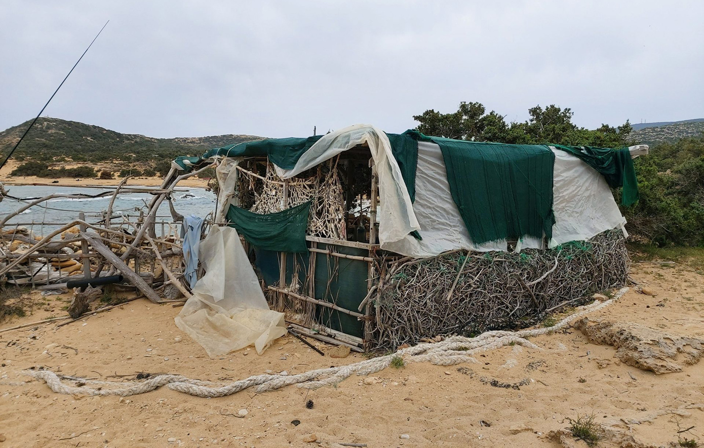 «Πόλεμος» στη Γαύδο για τις «καβάτζες» και τα ΜΑΤ στην παραλία – Τι υποστηρίζουν οι δύο πλευρές για τις αυτοσχέδιες καλύβες