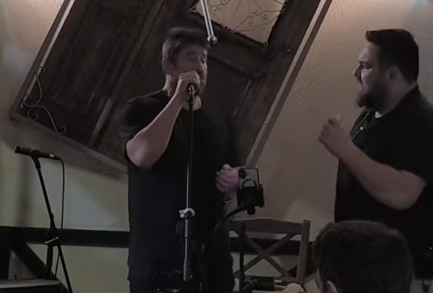 Ο Αλέξης Γεωργούλης τραγούδησε σε ταβέρνα της Λάρισας &#8211; Δείτε βίντεο