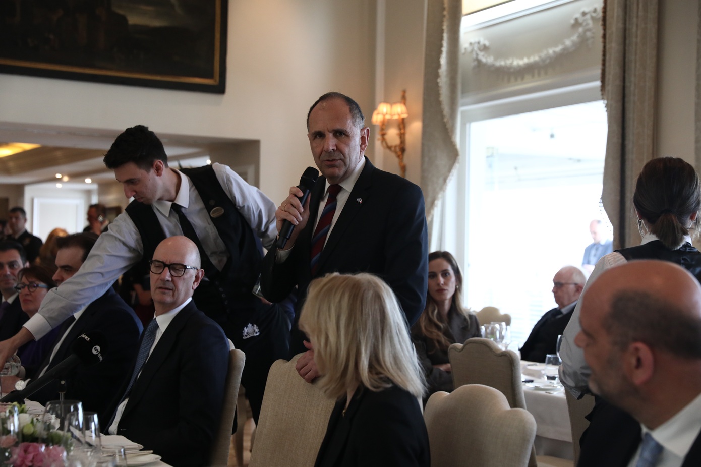 Ο Γιώργος Γεραπετρίτης παράθεσε γεύμα προς τιμήν της γαλλικής αντιπροσωπείας &#8211; Τι περιελάμβανε το μενού