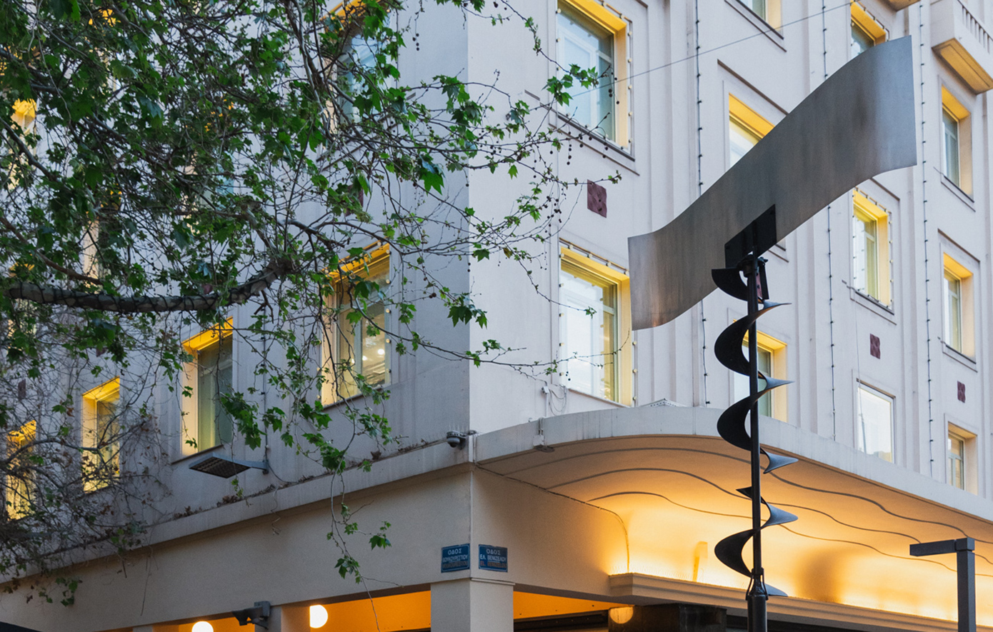 Παρουσίαση των νέων γλυπτών του Takis στο κέντρο της Αθήνας