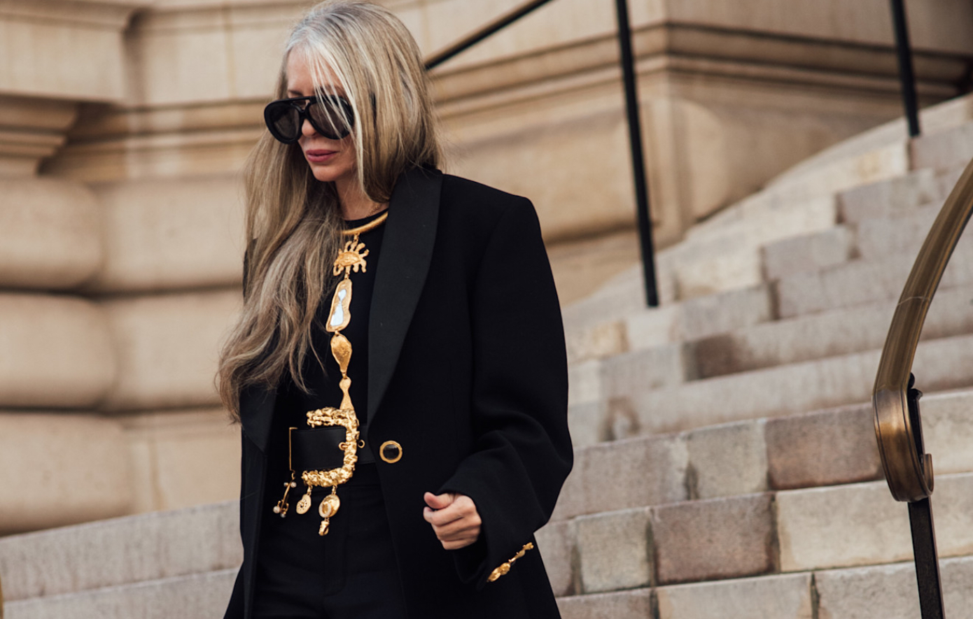 Η δύναμη του φυσικού: Γιατί τα γκρίζα μαλλιά είναι πιο επίκαιρα από ποτέ