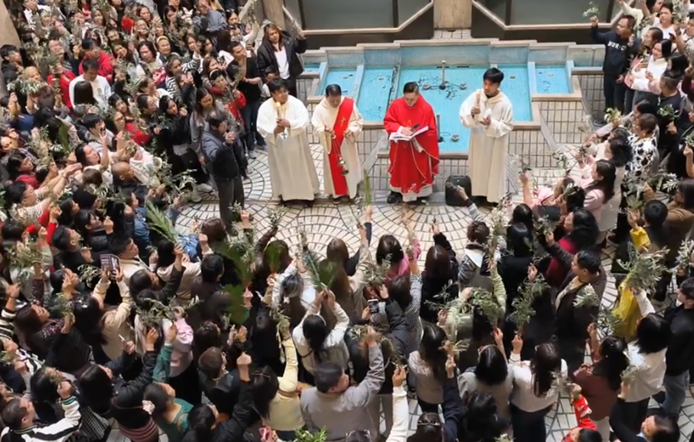 «Ωσαννά» στη στοά της Τρικούπη: Η διαφορετική Κυριακή των Βαΐων των Καθολικών Φιλιππινέζων της Αθήνας