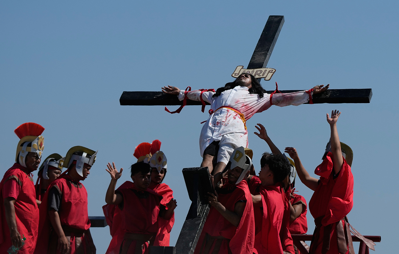 Εικόνες κατάνυξης από τη Μεγάλη Παρασκευή των Καθολικών ανά τον κόσμο