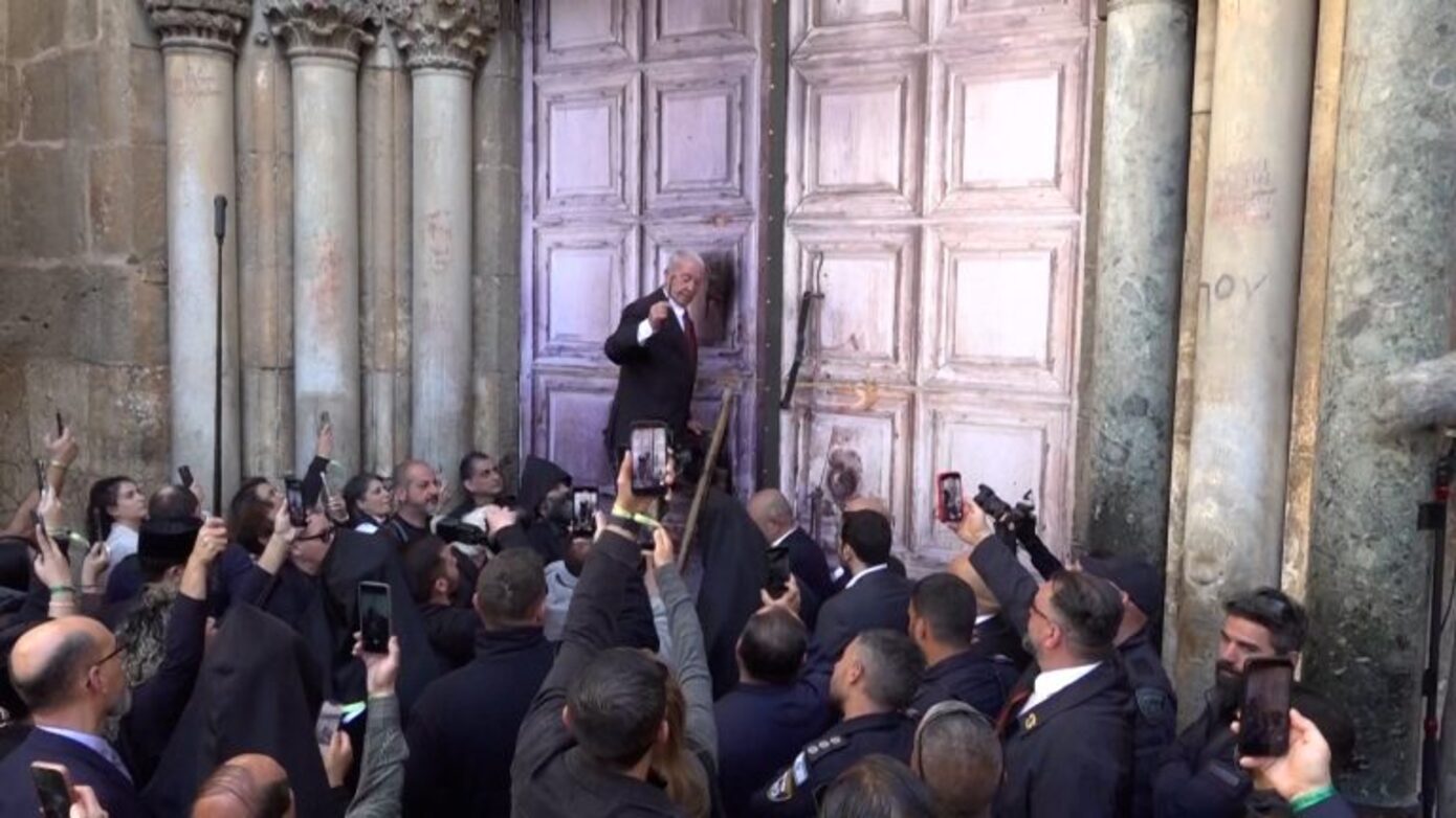 Το τελετουργικό άνοιγμα του Παναγίου Τάφου &#8211; Η αφή του Αγίου Φωτός και η μεταφορά του στην Αθήνα