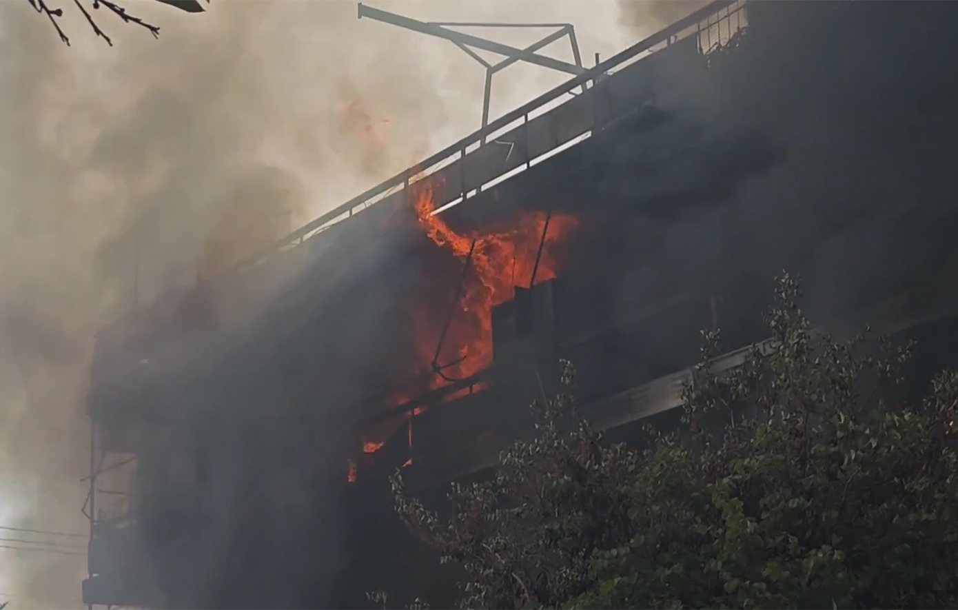 Ανεξέλεγκτη η φωτιά στο Ίλιον: Οι φλόγες πέρασαν από την αποθήκη ανταλλακτικών σε σπίτια &#8211; Δείτε τα βίντεο