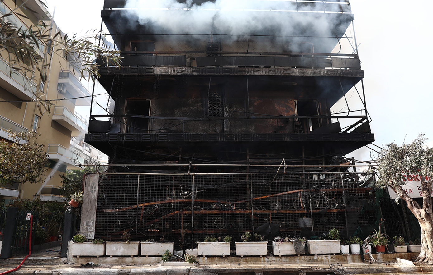 «Ακούστηκαν εκρήξεις, παίρναμε τηλέφωνο, δεν απαντούσε κανείς»: Μαρτυρίες για τη φωτιά στο Ίλιον που έκαψε μαγαζί και διαμερίσματα