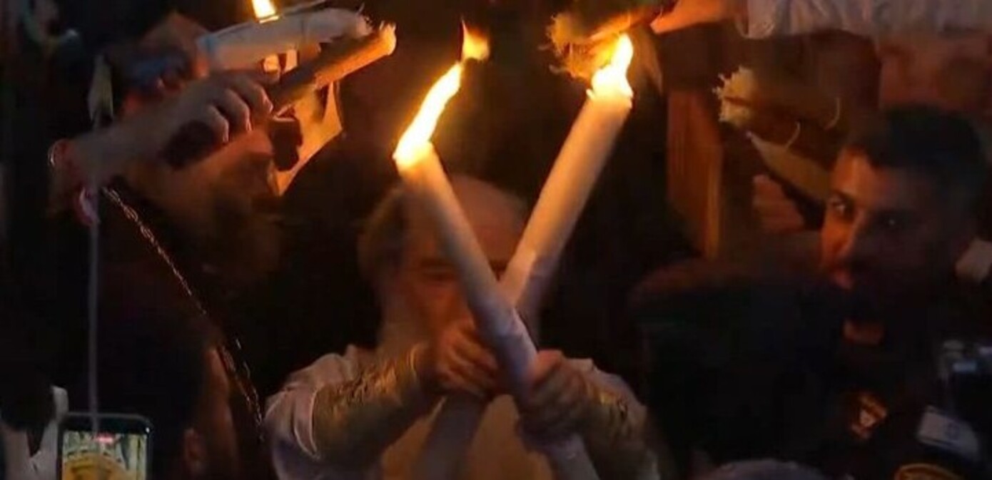 «Δεύτε λάβετε φως» &#8211; Πανηγυρικό κλίμα στην τελετή αφής του Αγίου Φωτός στα Ιεροσόλυμα &#8211; Το απόγευμα η άφιξή του στην Ελλάδα