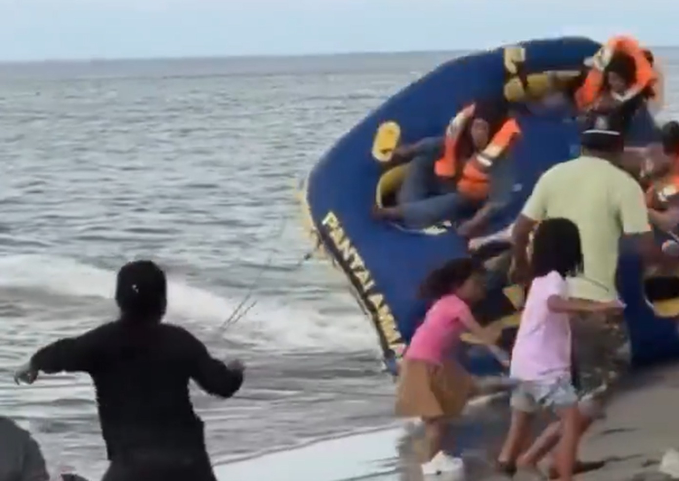 Στιγμές πανικού σε παραλία της Ινδονησίας: Πέντε τουρίστες πετάχτηκαν στον αέρα από φουσκωτό κοντά σε παιδιά