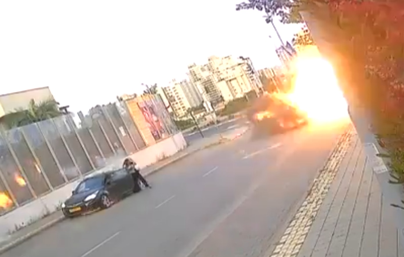 Τρόμος σε δρόμο του Ισραήλ: Πύραυλος σκάει δίπλα σε γυναίκα στο Ισραήλ – Σώθηκε την τελευταία στιγμή